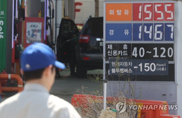 ▲ 한국석유공사 유가정보시스템 오피넷에 따르면 3월 넷째주(19∼23일) 전국 주유소 휘발유 평균 판매가격은 L(리터)당 1천596.4원으로 전주보다 0.4원 하락했다. 사진은 지난달 26일 서울 시내 주유소 모습.ⓒ연합뉴스