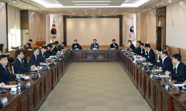 ▲ ⓒ금융위. 권대영 금융위원회 상임위원이 6일 오전 서울 종로구 정부서울청사에서 개최된 회사채·단기금융시장 및 부동산 PF 리스크 점검회의에서 기획재정부, 한국은행, 금감원, 정책금융기관, 금융회사 등 관계기관들과 회사채·단기 금융시장 및 부동산 PF 대응방향 등 민간 사업재구조화 지원방안에 대해 논의했다.