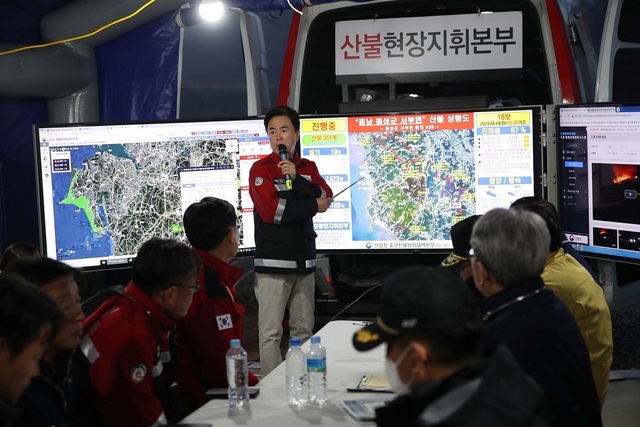 ▲ 김태흠 충남도지사가 4일 오전 홍성군 서부면 산불현장에서 진화대책회의를 주재하고 있다.ⓒ충남도