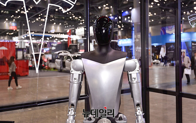 ▲ 서울모빌리티쇼에서 선을 보인 테슬라의 '테슬라 봇' ⓒ뉴데일리DB