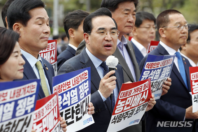 ▲ 박홍근 더불어민주당 원내대표가 4일 서울 용산 대통령실 인근에서 '쌀값 정상화법' 대통령 거부권 행사 규탄 기자회견 발언을 하고 있다.ⓒ뉴시스