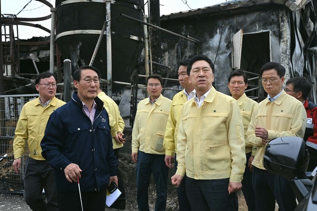 ▲ 김기현 국민의힘 당대표가 5일 오전 충남 홍성 산불 현장에서 이용록 홍성군수로부터 산불 피해 및 진화에 대한 보고를 받고 있다.ⓒ충남도