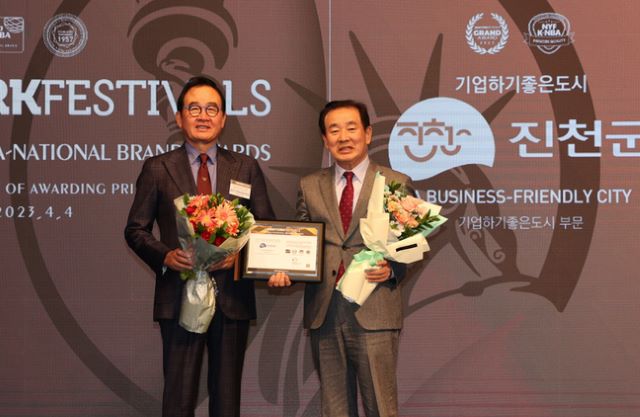 ▲ 송기섭 진천군수가 4일 서울 롯데호텔에서 뉴욕페스티벌 주최로 열린 2023년 국가브랜드 대상 시상식에서 ‘기업하기 좋은 도시’ 부문에서 대상을 수상하고 있다.ⓒ진천군