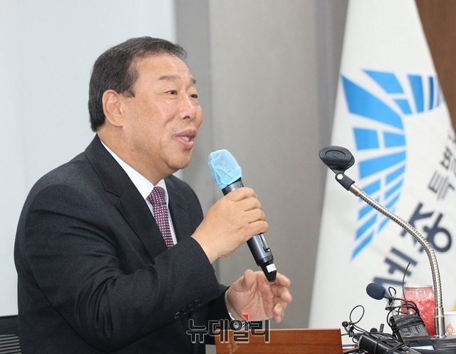 ▲ 최민호 세종시장이 4일 최근 출자·출연 기관 조례안 의결로 시의회와 갈등에 대해 입장을 밝히고 있다.ⓒ이길표 기자