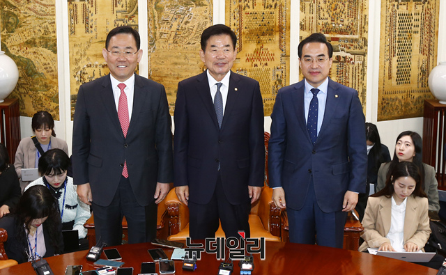 ▲ 김진표 국회의장과 주호영 국민의힘·박홍근 더불어민주당 원내대표가 4일 국회 의장실에서 열린 의장 주재 교섭단체 원내대표 회동에 앞서 기념촬영을 하고 있다.ⓒ이종현 기자