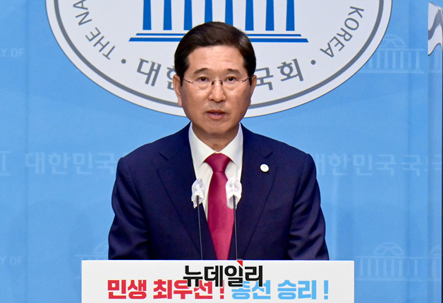 ▲ 김학용 국민의힘 의원이 4일 국회 소통관에서 원내대표 출마 선언 기자회견을 하고 있다.ⓒ이종현 기자