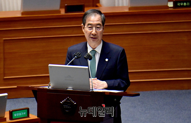 ▲ 한덕수 국무총리가 4일 국회에서 열린 본회의 경제 분야 대정부질문에서 의원들의 질문에 답하고 있다. ⓒ이종현 기자