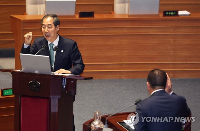 ▲ 한덕수 국무총리가 4일 국회에서 열린 경제에 관한 대정부질문에서 신정훈 더불어민주당 의원의 양곡관리법에 대한 질문에 대해 논쟁을 벌이고 있다. ⓒ연합뉴스