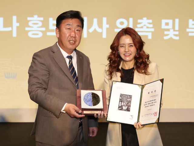 ▲ 조직위원장인 이범석 청주시장(왼쪽)과 방송인 손미나.ⓒ청주시