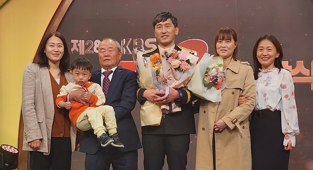 ▲ 최진태 조치원소방서 소방장이 4일 '제28회 KBS119상'에서 본상을 수상한 뒤 가족과 함께 기념촬영을 하고 있다.ⓒ세종시