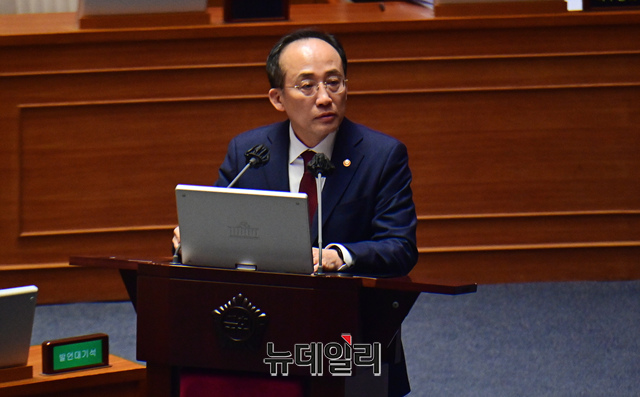 ▲ 추경호 경제부총리 겸 기획재정부 장관이 4일 국회에서 열린 경제분야 대정부질문에서 의원들의 질문에 답하고 있다. ⓒ뉴데일리