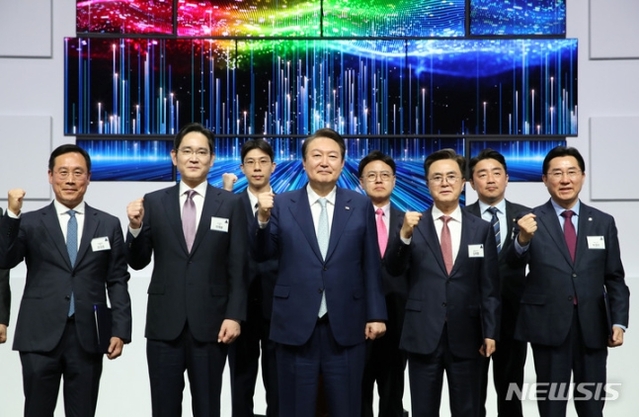 ▲ 윤석열 대통령이 4일 충남 아산 삼성디스플레이에서 열린 신규투자 협약식에서 이재용 삼성전자 회장 등 참석자들과 기념촬영하고 있다. ⓒ뉴시스