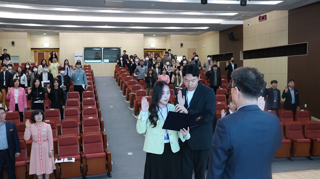 ▲ 포항교육지원청은 4일 청내 여울관에서 교육장 및 국·과장 8명을 포함한 전 직원이 참석한 가운데 ‘2023년 반부패 청렴 다짐식’을 가졌다.ⓒ포항교육지원청
