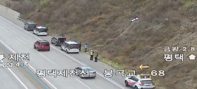 ▲ 남성 시선이 발견된 충북 음성군 편택~제천고속도로 평택 방향 봉곡교 인근 야산.ⓒ송영훈 객원기자