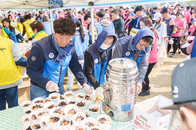 ▲ 월성원자력봉사대는 경주벚꽃마라톤대회장에서 잔치국수 1만2천그릇 나눔 봉사활동을 펼쳤다.ⓒ월성본부