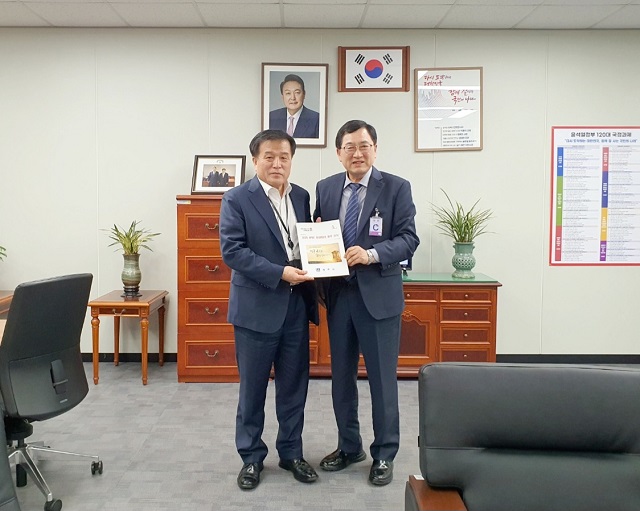 ▲ 주낙영 경주시장이 4일 이진복 대통령실 정무수석을 만나 주요 현안 사업을 보고하고 정부 차원의 전폭적인 지원을 요청하고 있다.ⓒ경주시