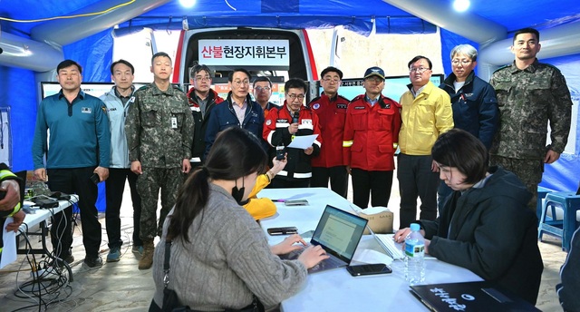 ▲ 전형식 충남도 정무부지사가  43시간만인 4일 오후 4시쯤 홍성 산불 주불진화가 완료됐다고 브리핑하고 있다.ⓒ충남도