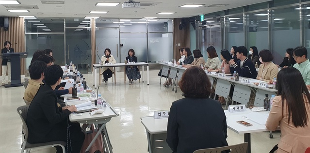 ▲ 대구행복진흥원(원장 정순천) 성별영향평가센터는 지난 31일 ‘2023 성별영향평가 컨설턴트 전문역량강화 교육 및 관계 기관 담당자 간담회’를 열었다. 사진은 기관담당자 업무 추진 간담회 모습.ⓒ행복진흥원