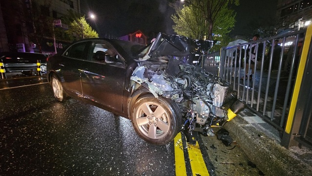 ▲ 5일 새벽 대선 둔산동에서 음주 운전을 하던 A 씨가 교통사고를 낸 뒤 사고 처리 도중 도주했다가 견인차 운전자에 의해 붙잡혔다. A 씨의 말리부 승용차가 크게 파손돼 있다.ⓒ송영훈 객원기자