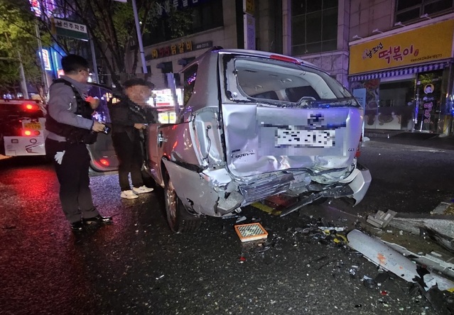 ▲ 경찰이 A 씨의 음주운전 차량에 의해 파손된 차량을 수습하고 있다.ⓒ송영훈 객원기자