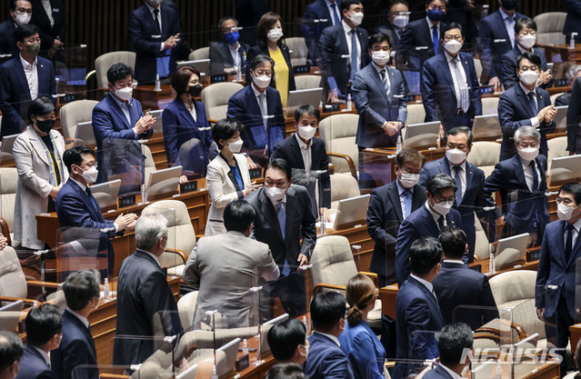 ▲ 취임 직후이던 지난해 5월 윤석열 대통령이 코로나19 손실보상을 위한 추가경정예산(추경)안 시정연설을 위해 국회를 찾았다. 윤 대통령이 본회의장에 입장하며 야당 의원들과 인사하고 있다. ⓒ뉴시스