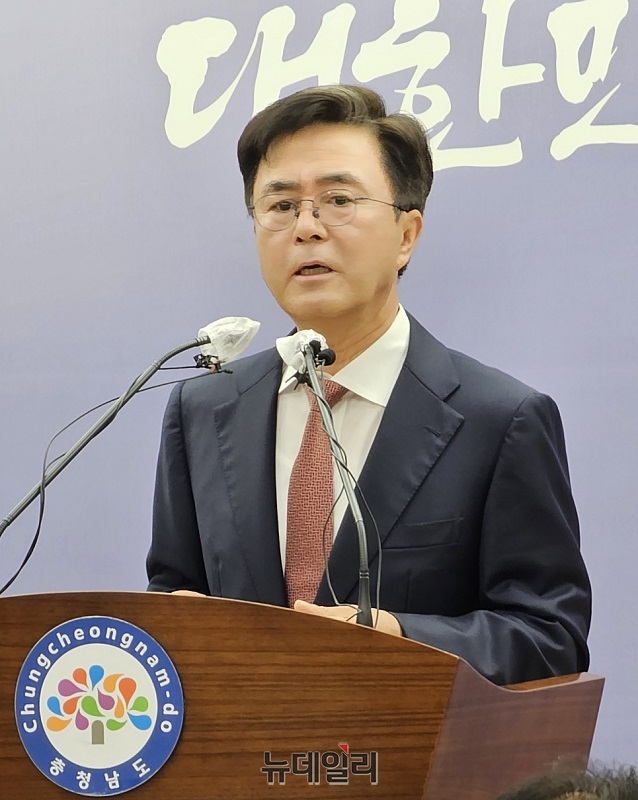 ▲ 김태흠 충남도지사가 5일 도청에서 가진 기자회견에서 산불이 발생한 홍성‧당진‧금산을 묶어서 특별재난지역 선포와 관련한 입장을 밝히고 있다.ⓒ김정원 기자