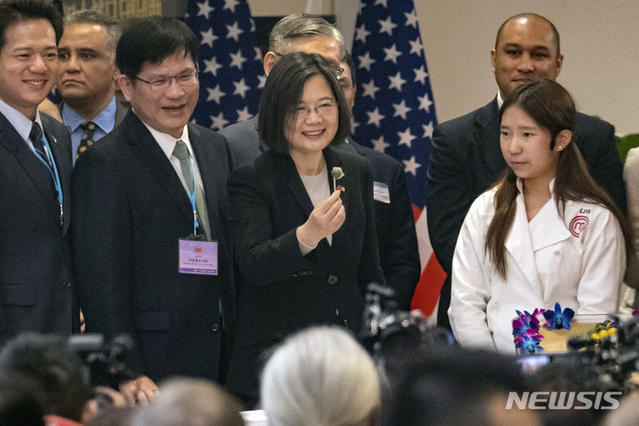 ▲ 차이잉원(가운데) 대만 총통이 30일(현지시간) 미국 뉴욕에 있는 대만경제문화사무소에서 열린 행사에 참석해 연설하고 있다. 차이 총통은 