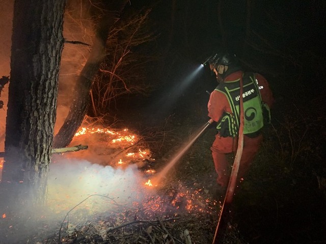 ▲ 산림청 소속 공중진화대원들이 지난 2일 충남 홍성군 서부면에서 발생한 산불을 진화하고 있다.ⓒ산림청 제공