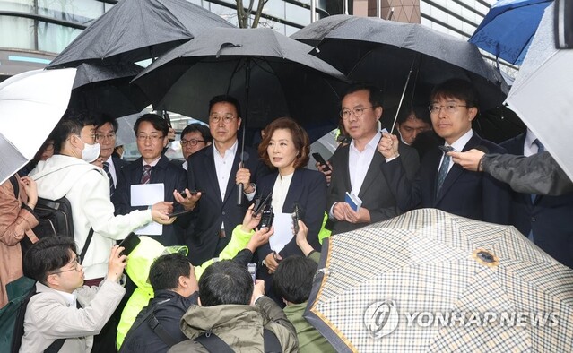 ▲ 민주당 후쿠시마원전오염수방출저지대응단 위성곤, 양이원영 의원 등이 5일 주한일본대사관 앞에서 공사 면담 후 기자회견을 하고 있다 ⓒ연합뉴스