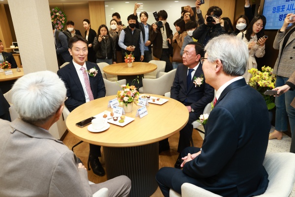 ▲ 임종룡 우리금융 회장과 이복현 금융감독원장이 지난달 30일 우리은행 영등포 시니어플러스점 개설식에 참석해 의견을 나누고 있다ⓒ뉴데일리DB