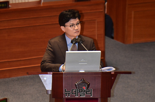 ▲ 한동훈 법무장관이 5일 국회 본회의장에서 열린 교육·사회·문화 분야 대정부질문에 참석해 의원들의 질문에 답하고 있다.ⓒ이종현 기자