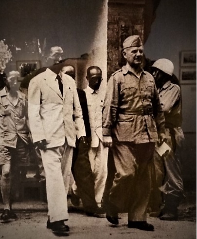 ▲ 김구(왼쪽앞)와 도노반 장군이 중국 서안에서 광복군의 OSS 특별작전문제를 논의함.ⓒ김구선생기념사업회