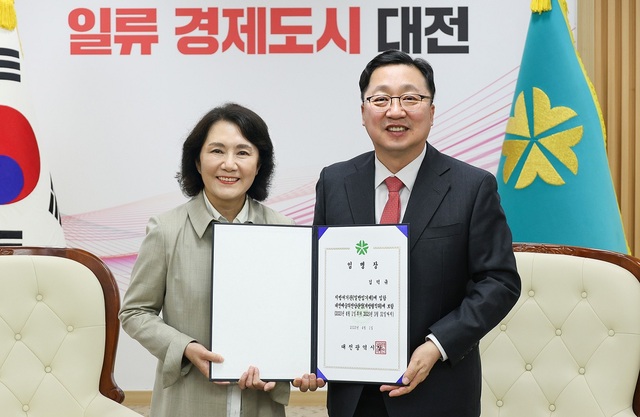 ▲ 이장우 대전시장이 5일 신임 대전예술의전당 관장으로 김덕규 중부대 교수를 임명했다. 이 시장이 김 관장에게 임명장을 전달한 뒤 기념촬영하고 있다.ⓒ대전시