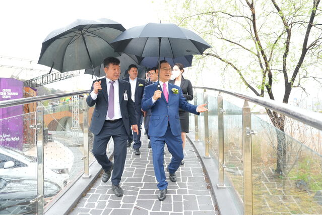 ▲ 박상돈 천안시장이 5일 준공식을 마친 뒤 천호지공원을 둘러보고 있다.ⓒ천안시