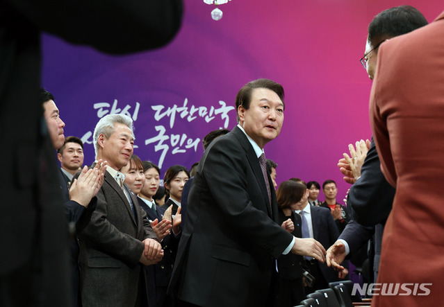 ▲ 윤석열 대통령이 5일 청와대 영빈관에서 열린 제2차 국정과제점검회의에 입장하며 참석자들과 인사하고 있다. ⓒ뉴시스