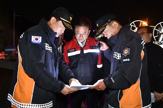 ▲ 경북도는 2026년까지 총 500억원을 들여 1만리터 이상의 담수량을 가진 대형 소방헬기를 도입한다. 사진은 이철우 지사(중간)가 산불 현장을 지휘하는 장면.ⓒ경북도