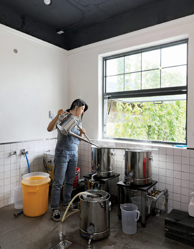 ▲ 김예지 대표는 자신이 좋아하는 수제 맥주로 하면 좋겠다고 생각하던 중 의성에서 홉 농장을 운영하는 ‘홉이든’부부를 만나면서 의성에서 창업을 결심하게 됐다고 한다.ⓒ경북도