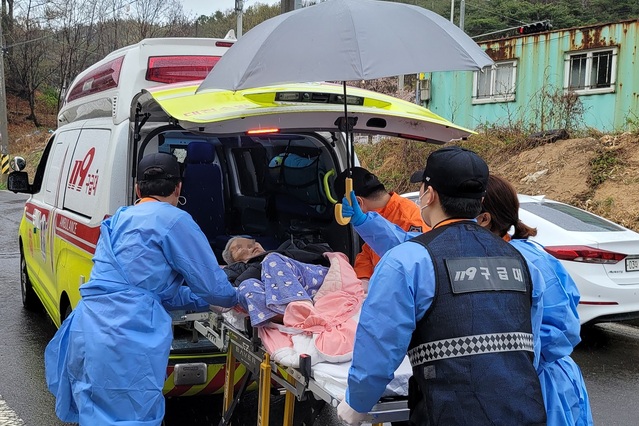 ▲ 119구급대원들이 지난 2일 대전 서구 산직동 산발로 인해 대피했던 요양시설 대피한 이용자들을 모두 복귀 시켰다.ⓒ대전소방본부