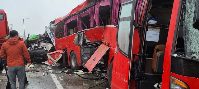 ▲ 6일 오전 5시 40분쯤 중부내륙고속도로를 역주행 하던 대형버스가 3중 추돌사고를 냈다. 버스가 크게 파손된 모습.ⓒ송영훈 객원기자