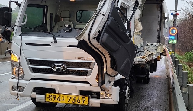 ▲ 버스 역주행 사고로 파손된 트럭.ⓒ송영훈 객원기자