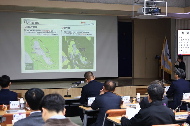 ▲ 영양군은 5일 대회의실에서 오도창 군수를 비롯해 총 40여명의 관계자가 참석해‘영양군립 공원묘원 조성을 위한 기본계획 및 타당성 연구용역’ 최종보고회를 가졌다.ⓒ영양군