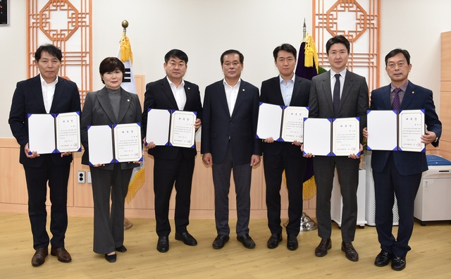 ▲ 경산시의회(의장 박순득)는 5일 의장실에서 2022회계연도 경산시 결산검사 위원에게 위촉장을 수여했다.ⓒ경산시의회