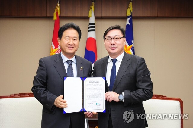 ▲ 서주석 국방부 차관(왼쪽)과 이화영 경기도 평화부지사가 2019년 3월4일 오전 국방부 청사에서 경기 파주시에 있는 북한군 묘지 시설을 경기도로 이관하기 위한 업무협약을 체결하고 있다. ⓒ연합뉴스