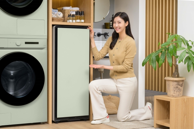 ▲ 삼성전자 모델이 경기도 수원시 영통구에 위치한 삼성전자 디지털시티에서 신제품 비스포크 슈드레서를 선보이고 있다. ⓒ삼성전자