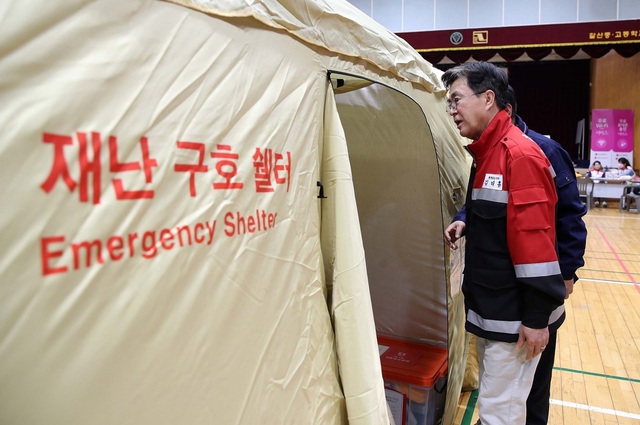 ▲ 김태흠 충남도지사가 지난 2일 발생한 임시로 마련된 산불로 갈산중고등학교 임시 대피소에서 주민들을 격려하고 있다.ⓒ충남도