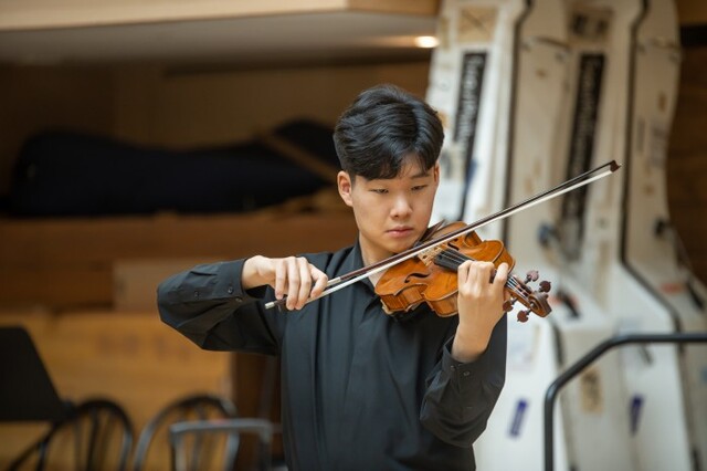 ▲ 바이올리니스트 공민배 군이 지난 5일 서울 광화문 서울시향 연습실에서 멘델스존 바이올린 협주곡을 연주하고 있다.ⓒ서울시향