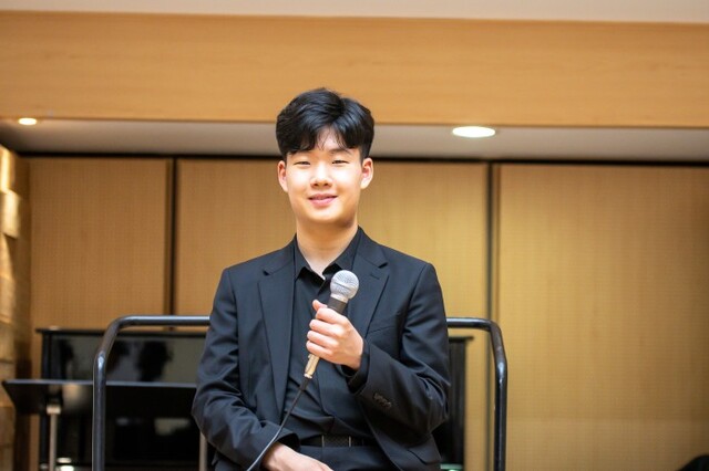 ▲ 바이올리니스트 공민배 군이 지난 5일 서울시향 연습실에서 기자들과 만나 인터뷰를 하고 있다.ⓒ서울시향