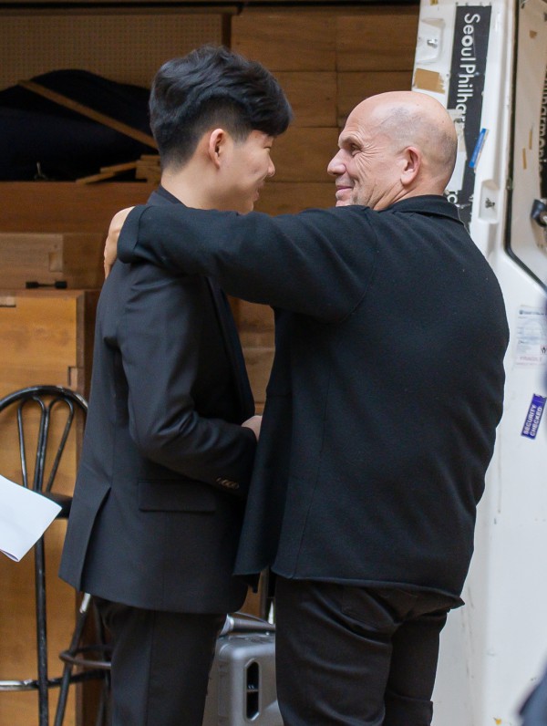 ▲ 얍 판 츠베덴 서울시향 차기 음악감독이 연습을 마친 바이올리니스트 공민배 군을 찾아 포옹을 하며 격려하고 있다.ⓒ서울시향