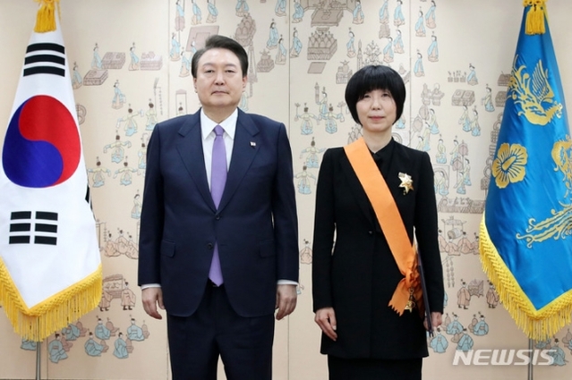 ▲ 윤석열 대통령이 6일 서울 용산 대통령실 청사에서 이선애 전 헌법재판관에게 청조근정훈장을 수여한 후 기념촬영하고 있다. ⓒ뉴시