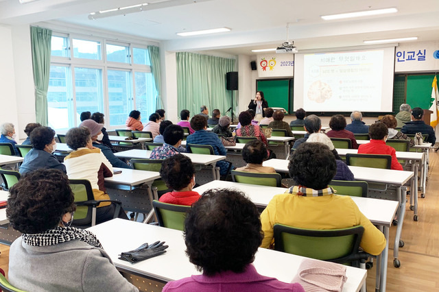 ▲ 청송군치매안심센터는 최근 파천면 병부리 경로당에서 ‘찾아가는 치매예방 교육’을 진행한다.ⓒ청송군